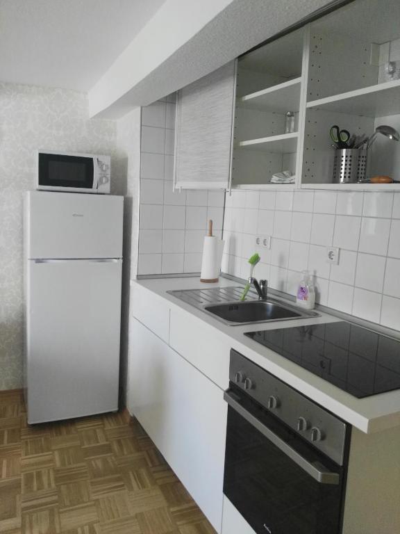 NiJole Apartment room 4