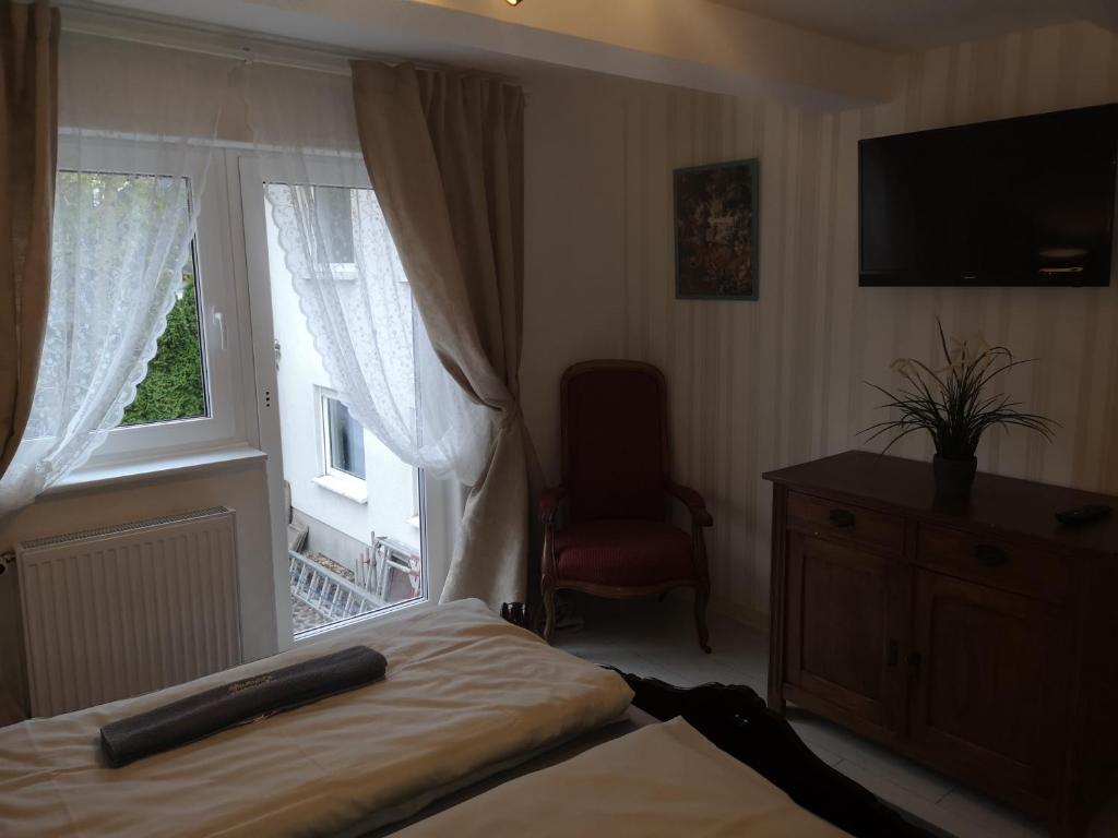 NiJole Apartment room 6